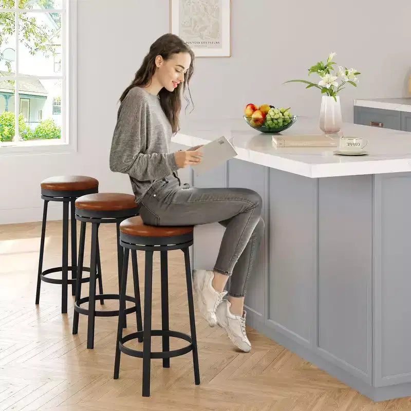 Tabourets de bar pivotants de 76 cm, lot de 4, avec repose-pieds, tabourets de bar modernes à hauteur de comptoir avec revêtement en similicuir et cadre en métal, tabourets de bar ronds sans dossier