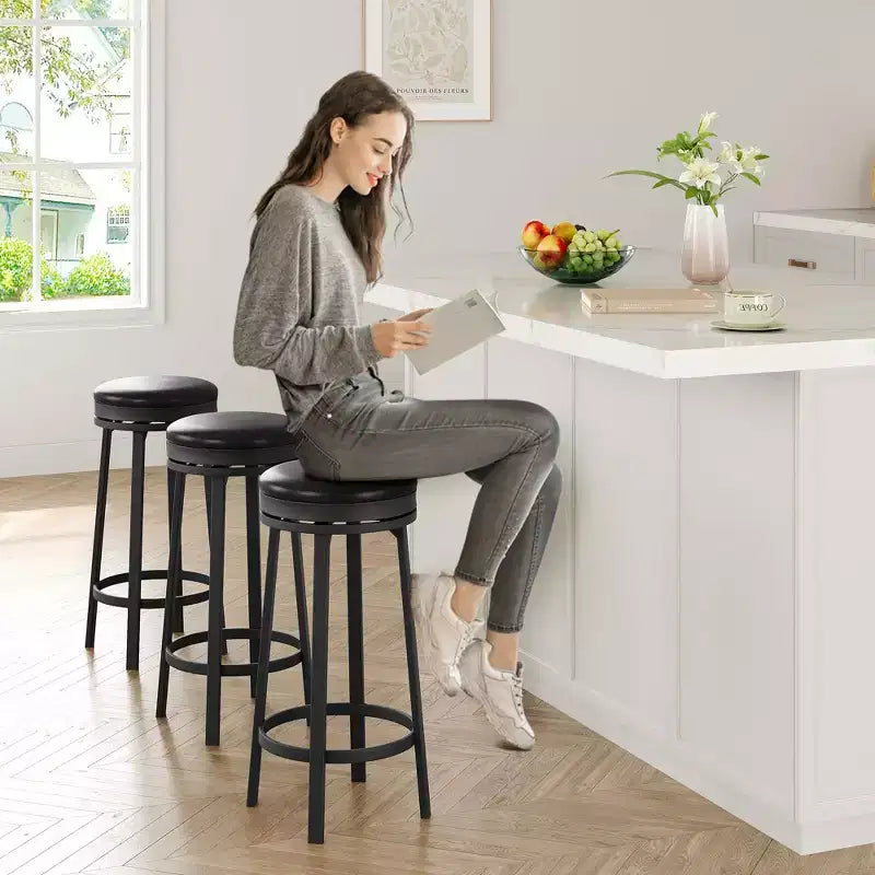 Tabourets de bar pivotants de 76 cm, lot de 4, avec repose-pieds, tabourets de bar modernes à hauteur de comptoir avec revêtement en similicuir et cadre en métal, tabourets de bar ronds sans dossier