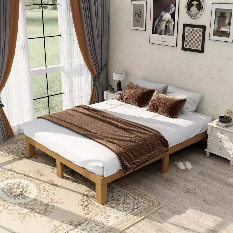 Lit plateforme en bois massif grand format avec lattes de bois et rangement sous le lit