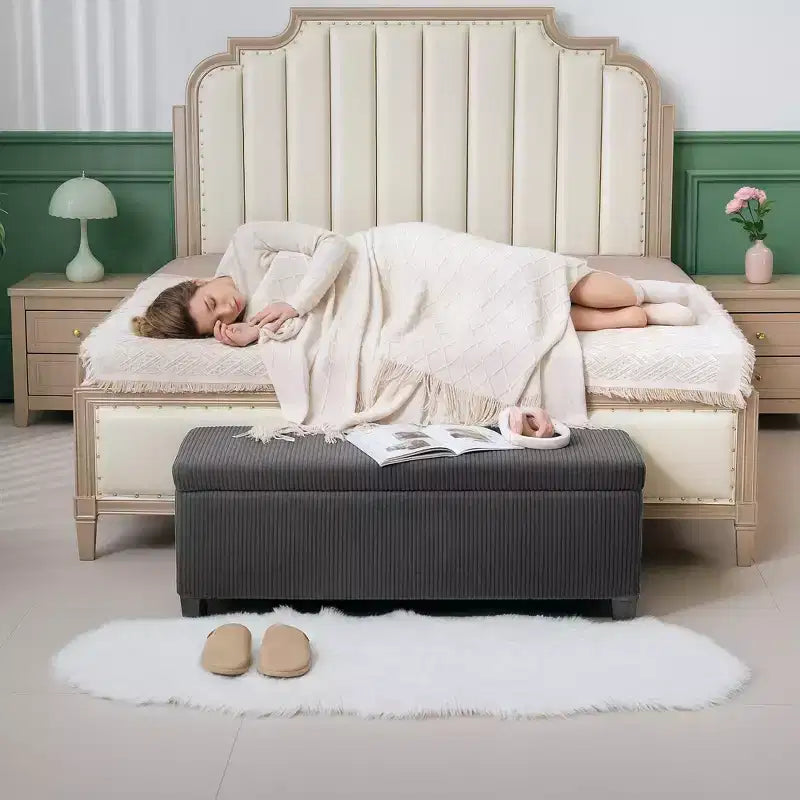 Banc de rangement ottoman de 112 cm avec couvercle, pieds et revêtement en velours côtelé, idéal en bout de lit pour le salon, la chambre à coucher ou l'entrée.