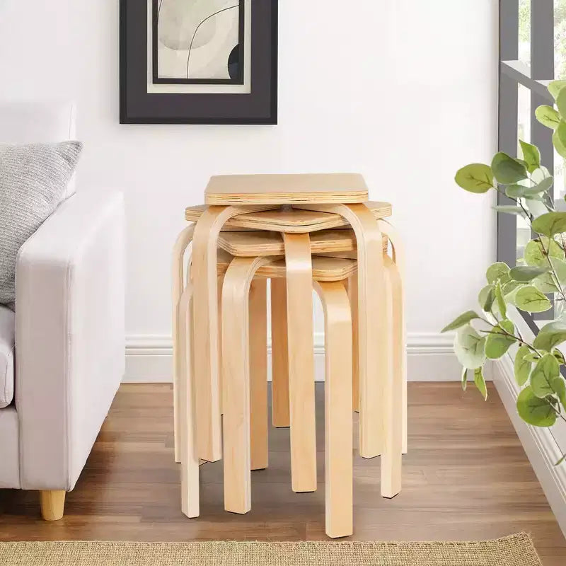 4 tabourets carrés sans dossier avec coins arrondis et patins antidérapants en feutre en bois