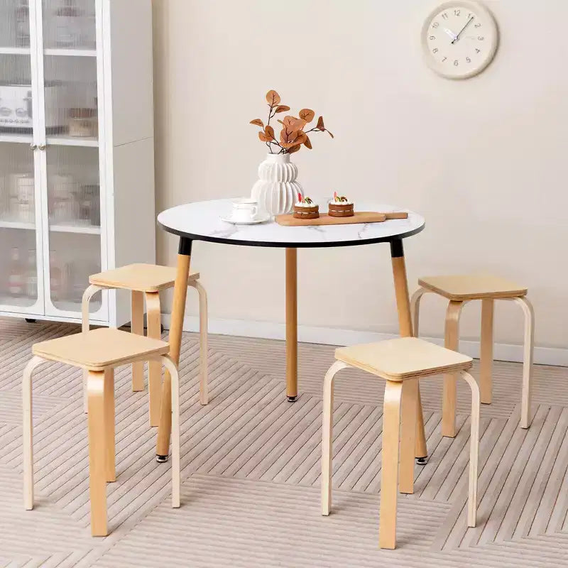 4 tabourets carrés sans dossier avec coins arrondis et patins antidérapants en feutre en bois