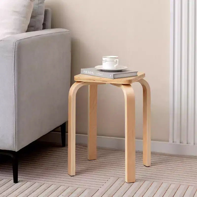 4 tabourets carrés sans dossier avec coins arrondis et patins antidérapants en feutre en bois